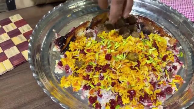 طرز تهیه آلبالو پلو خوشمزه و پرطرفدار با ته دیگ سیب زمینی غذای مجلسی ایرانی