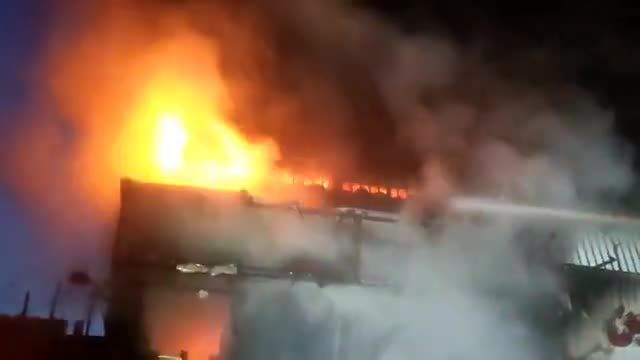 آتش سوزی پاساژ قدیمی بازار تهران + فیلم