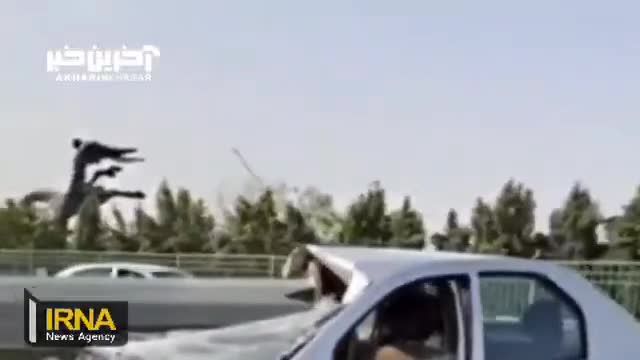 سقوط پایه پرچم 30 متری بر روی خودرو در اصفهان | ویدیو