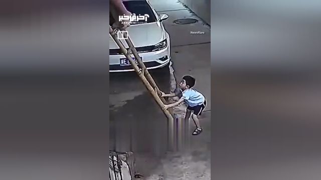 شجاعت یک پسر بچه برای نجات پدرش از سقوط | ویدیو