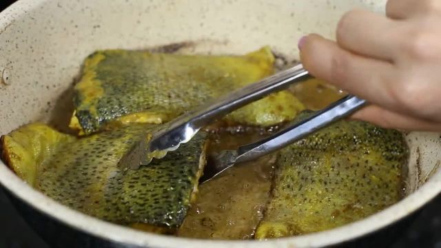 طرز تهیه ماهی سرخ کرده زعفرانی خوشمزه و آسان با طعمی بی نظیر