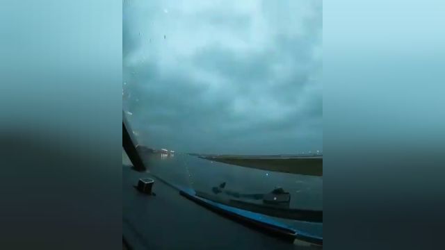 تیک‌آف هواپیما در هوای بارانی فرودگاه فرانکفورت | ویدیو