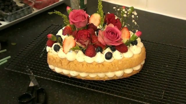 آموزش تزیین کیک با گلهای طبیعی مخصوص ولنتاین