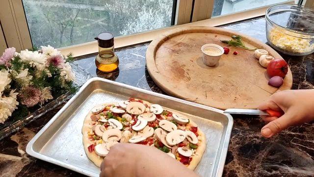 روش تهیه پیتزا با خمیر و سس مخصوص خوشمزه و بی نظیر به روش رستورانی