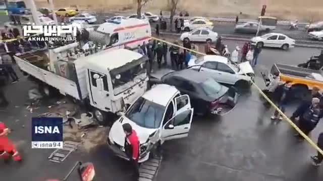 تصادف وحشتناک: کامیون برخورد شدید با 12 خودرو در تهرانپارس