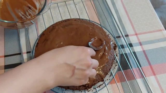 طرز تهیه کیک خیس شکلاتی فوق العاده خوشمزه و خاص با دستور آسان