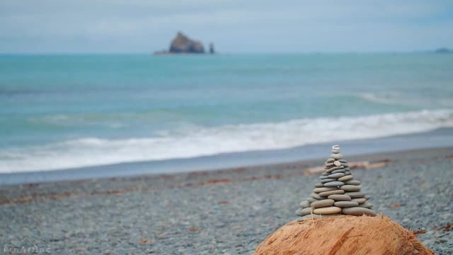 سنگ‌ های ساحلی ریالتو | 7 ساعت مناظر اقیانوس و موج‌ های آرامش‌ بخش