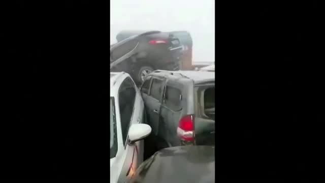 تصادف زنجیره‌ای 200 خودرو روی پلی در چین + ویدیو