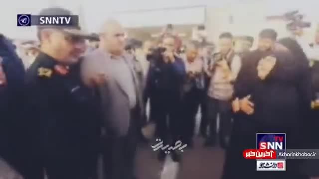بوسه احترام فرمانده انتظامی خوزستان بر دستان پدر شهید قنبری | ویدیو
