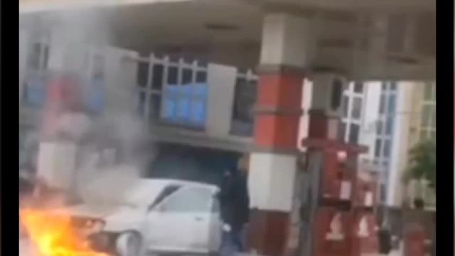 آتش گرفتن یک پراید داخل پمپ‌ بنزینی در مشهد