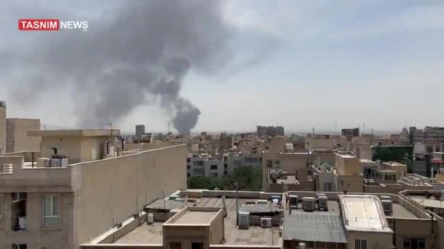 آتش سوزی عظیم در چهار راه مولوی، رو به روی مهدیه تهران | ویدیو