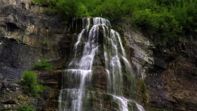 آبشار جنگلی آرامش بخش | 2 ساعت صداهای زیبای طبیعت برای خواب، مطالعه و یوگا