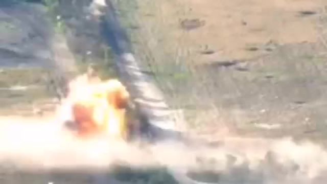 لحظه انفجار انبار مهمات اوکراینی و پرواز سربازان ارتش اوکراین