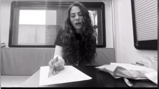 ویدئویی از تمرین بازیگر مشهور ترکیه ای برای یادگیری و حفظ کردن آهنگ فارسی