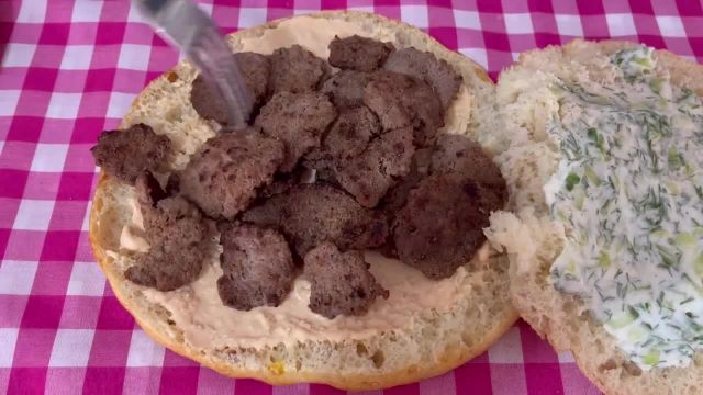 طرز تهیه ساندویچ دونر کباب ترکی فوق العاده خوشمزه با دو سس متفاوت