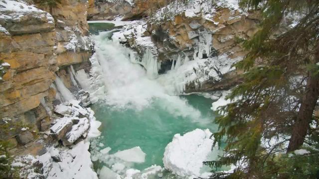 صداهای آرامش بخش یک آبشار برای تمرکز و کار | زیبایی زمستانی آبشار سان‌واتا