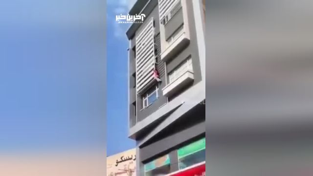 تمیز کردن پنجره توسط زن کرجی | لحظه تکان‌دهنده سقوط مغازه‌ دار زن کرجی