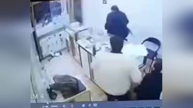 شاهد ویدیوی آشکار سرقت از یک طلافروشی در تبریز باشید