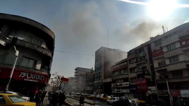 لحظه وقوع آتش‌ سوزی  در خیابان بهار (ساختمان شماره 153)