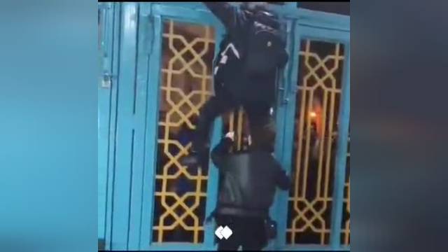 بالا رفتن دو دختر از درب امامزاده شاهزاده حسین همدان | ویدیو