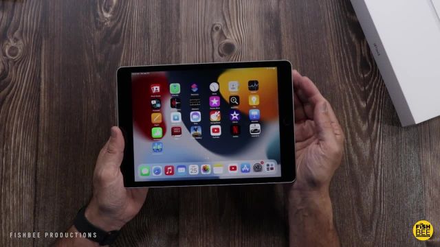 آنباکس و بررسی iPad 9th Gen 10.2 (2021)