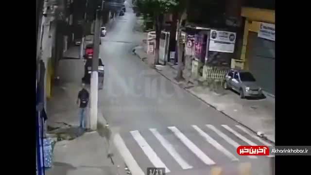 حمله شجاعانه یک عابر پیاده به دو سارق موتورسوار | ویدیو