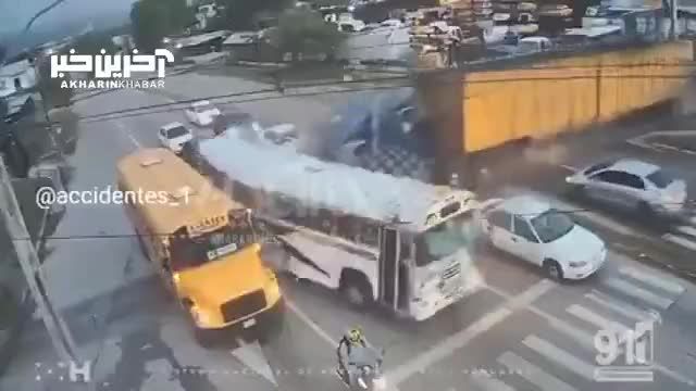 تصادف وحشتناک: دو اتوبوس توسط تریلی بریده ترمز
