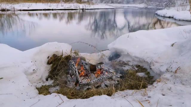 آتش کمپ در کنار برکه زمستانی | فضای زمستانی برفی با آتش گرم
