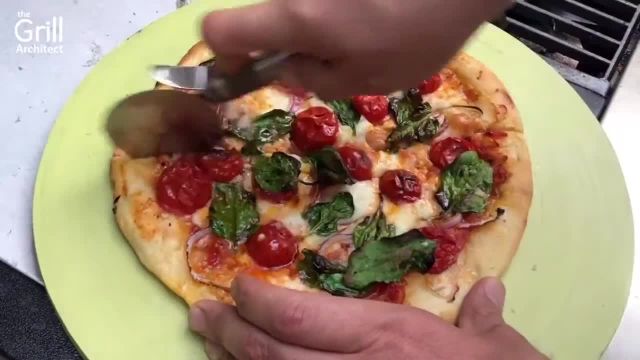 طرز تهیه پیتزا مارگاریتا خوشمزه با گوجه فرنگی و پیاز و پنیر