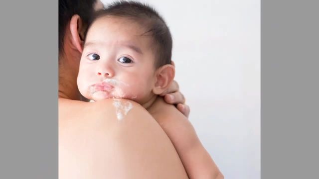 رفلاکس معده در نوزادان | 5 روش کاربردی برای درمان رفلاکس در کودکان