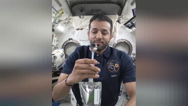 تصاویر جدید از فضانورد جنجالی این بار با نوشیدن آب | ببینید
