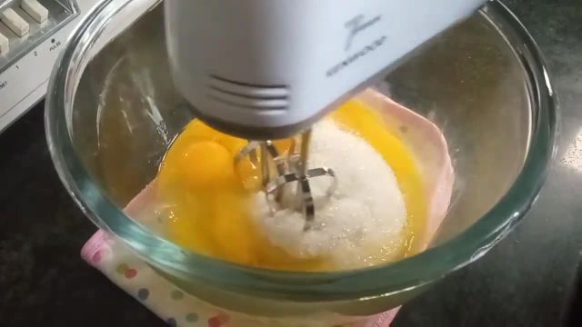 آموزش کیک نارگیلی خوشمزه با بافتی نرم و لطیف