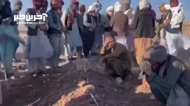 بازماندگان منطقه زلزله زده حوالی هرات در حال دفن کشته شدگان