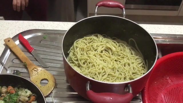 طرز تهیه اسپاگتی مارینارا با سس مخصوص | غذای دریایی