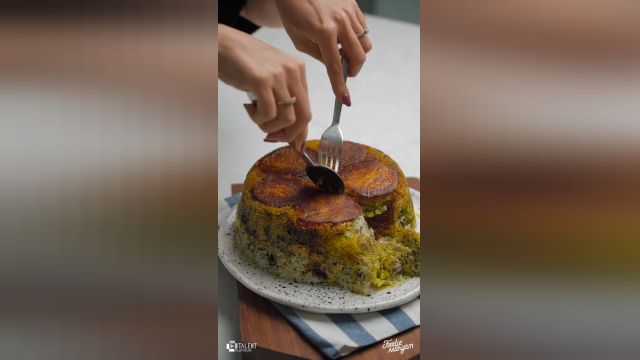 طرز تهیه تهچین فیروزکوهی با گوشت گوسفند خام که بین پلو پخته می شود!