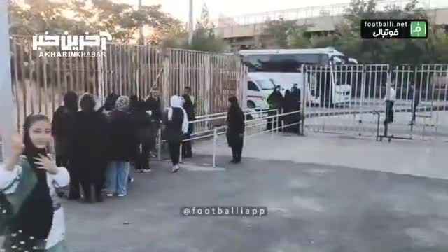ورود بانوان به ورزشگاه | لحظه منحصربفرد ورود بانوان برای اولین بار به ورزشگاه امام خمینی اراک