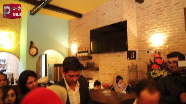 حاشیه های دیدنی افتتاحیه کافه رستوران و خیابانی که برای دیدن امیرحسین آرمان بند آمد