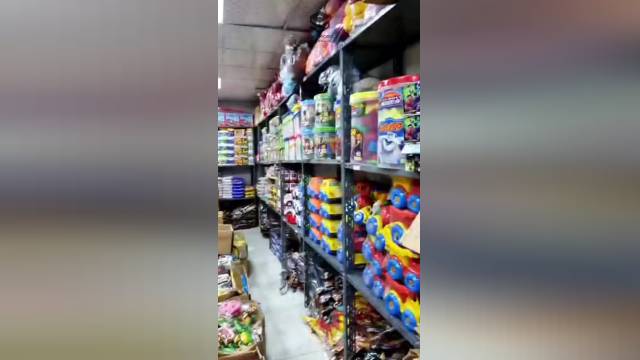 فروشگاه اسباب بازی نوین در بازار صالح آباد تهران - مرداد 1401