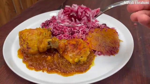 طرز تهیه آلبالو پلو با مرغ و ته‌ دیگ سیب‌ زمینی غذای خوشمزه و مجلسی ایرانی