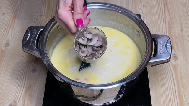 طرز  تهیه سوپ شیر ساده و مجلسی با قارچ و خامه + راز خوشمزگی
