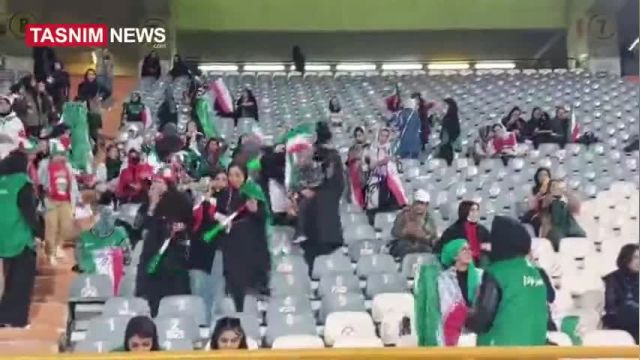 حضور زنان هوادار تیم ملی روی سکوهای استادیوم آزادی | ویدیو