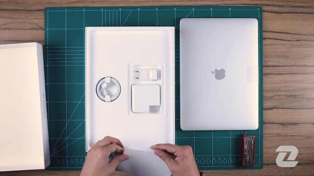 جعبه گشایی لپ‌ تاپ مک‌ بوک پرو 13 اینچی 2018 اپل