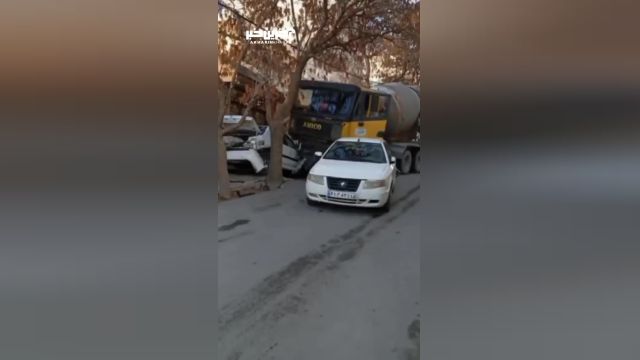 بی احتیاطی راننده در تبریز؛ کامیون چند خودرو را له کرد