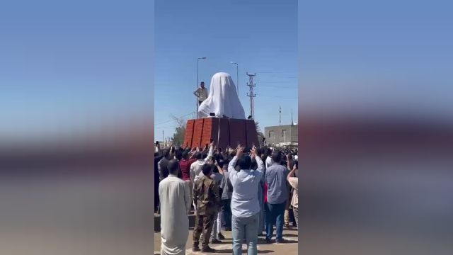 فیلم نصب مجسمه شهید ابومهدی المهندس در ناصریه عراق