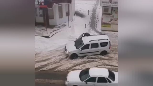 ببینید در روسیه چگونه خودروهای گرفتار در برف را نجات می‌ دهند