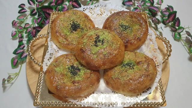 طرز تهیه نان صبحانه کرمانی با تزیین پسته و عسل