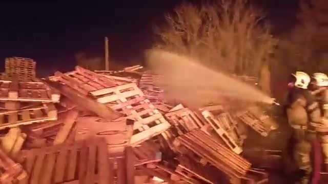 آتش سوزی انبار چوب 2 هکتاری در اسلامشهر