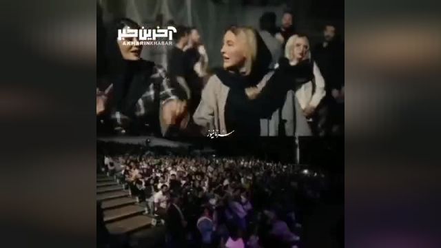 همخوانی بازیگران با حجت اشرف زاده در نمایش قصه ترانه‌ های ماندگار