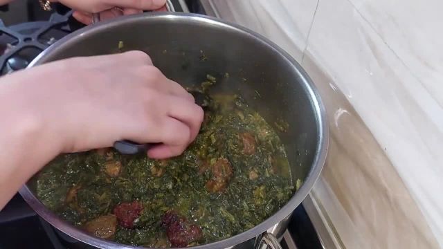 طرز تهیه خورشت آلو اسفناج سنتی و خوشمزه غذای اصیل ایرانی