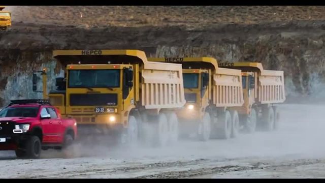 خودرو غول پیکر ایرانی  3 کامیون معدن را کشید | ویدیو
